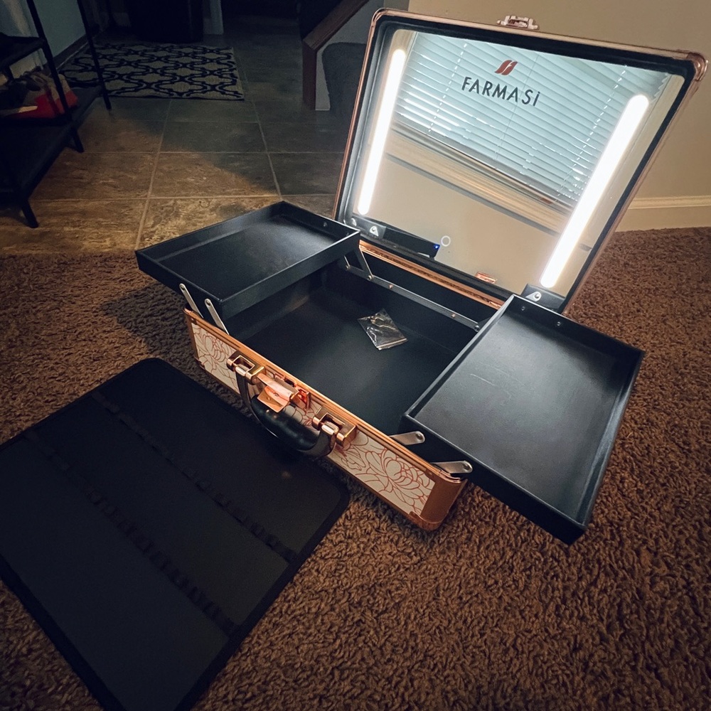 Farmasi Rose Gold Floral Beauty Case *Light Up Mirror Inside**